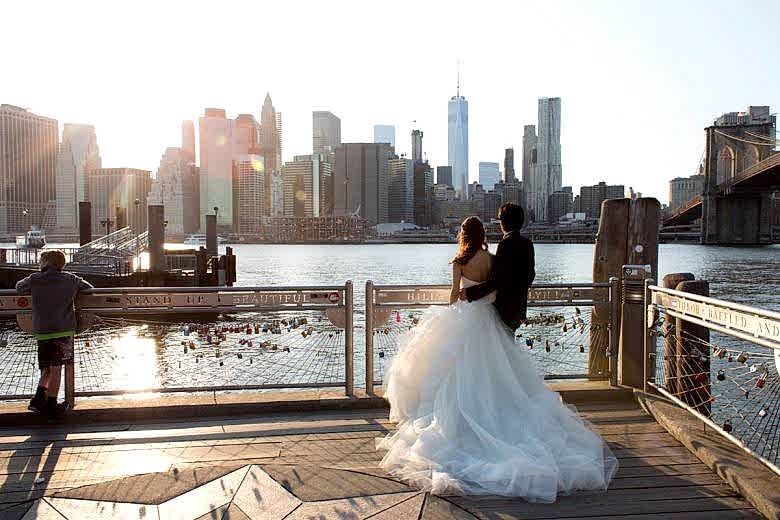 bride and groom by brooklyn bridge