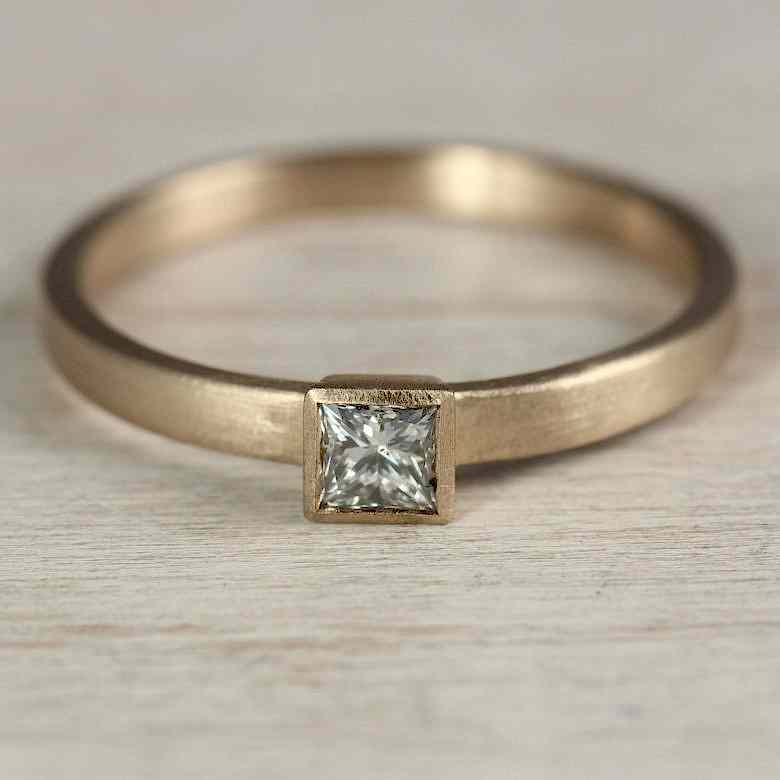 diamond and yellow gold wedding band aide-memoire