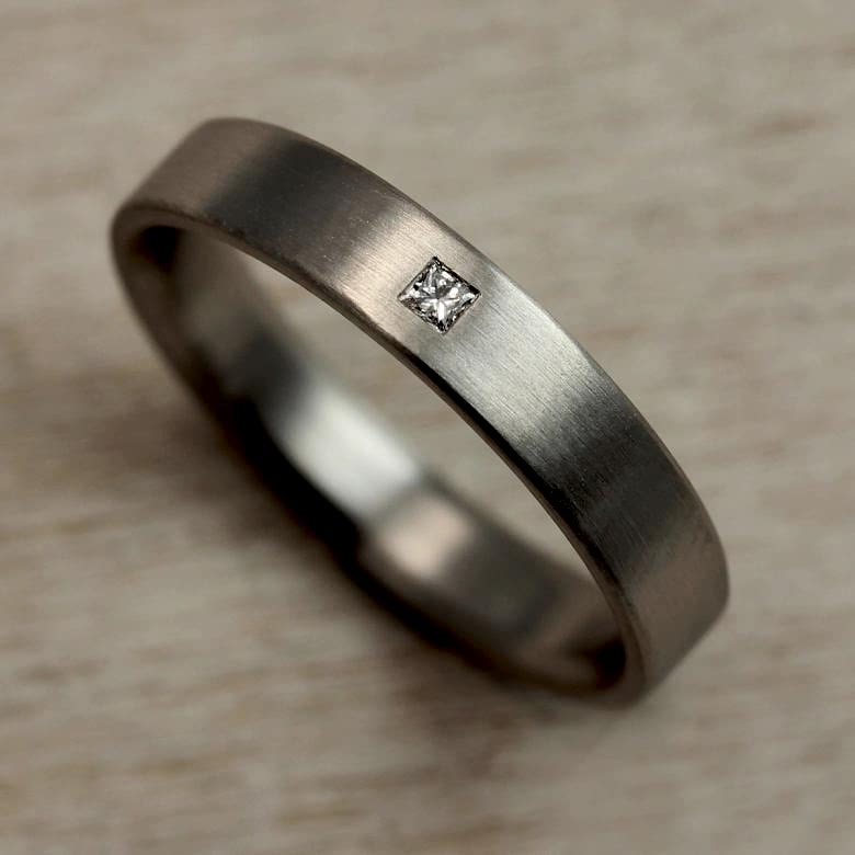 diamond and white gold wedding band aide-memoire