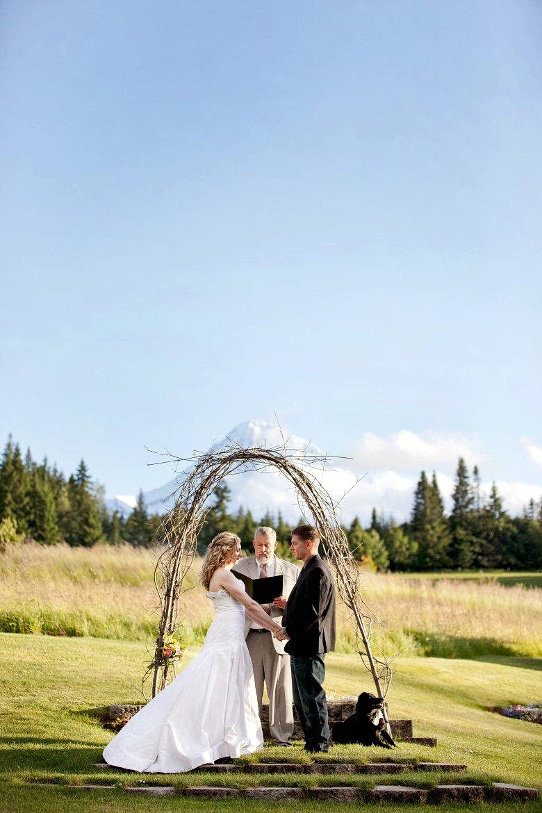 couple eloping in a ceremony in front of mt hood