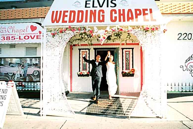 couple eloping in las vegas