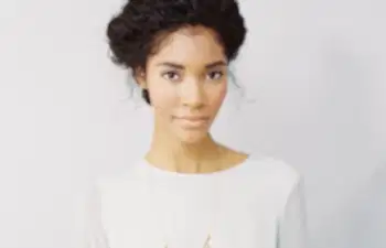 woman with curly hairstyle