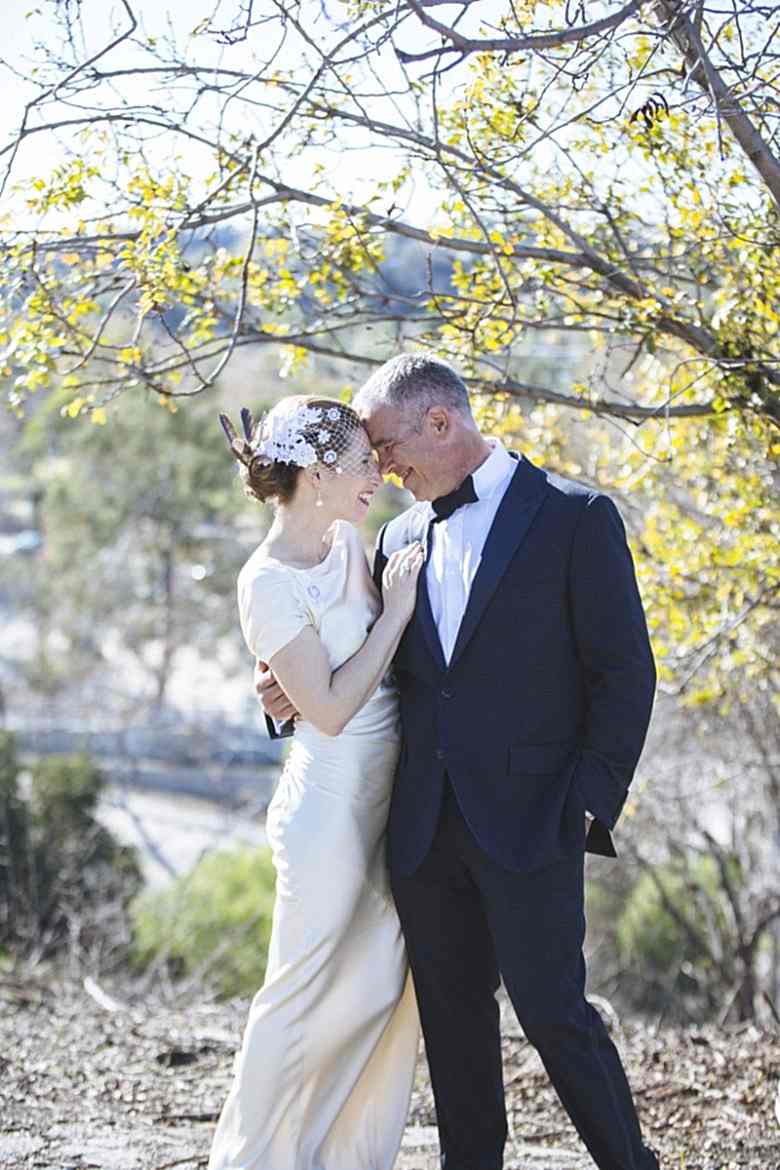 couple kissing outside