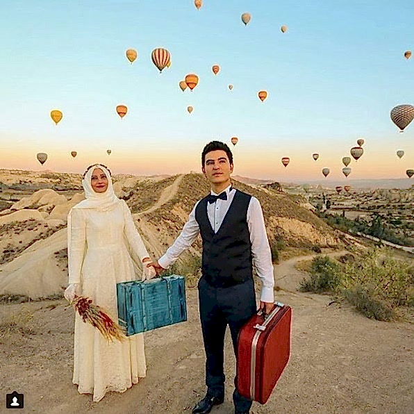 muslim couple with hot air balloons