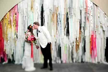 couple in front of the color condition background with wedding colors