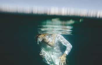 couple kissing under water