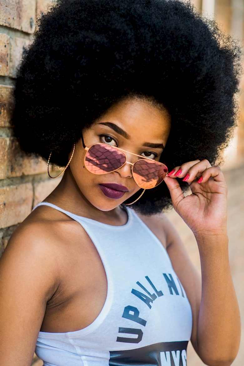 woman in mirrore sunglasses