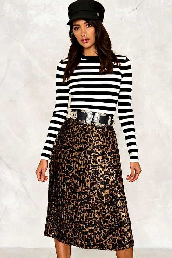 leopard print skirt for breastfeeding friendly outfits