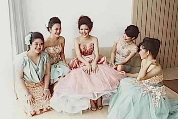 wedding themes - bride and bridesmaids wearing Victorian dresses 