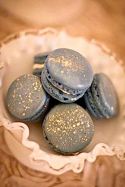 Macarons in winter wedding colors: Grey dotted with gold metallic food glitter