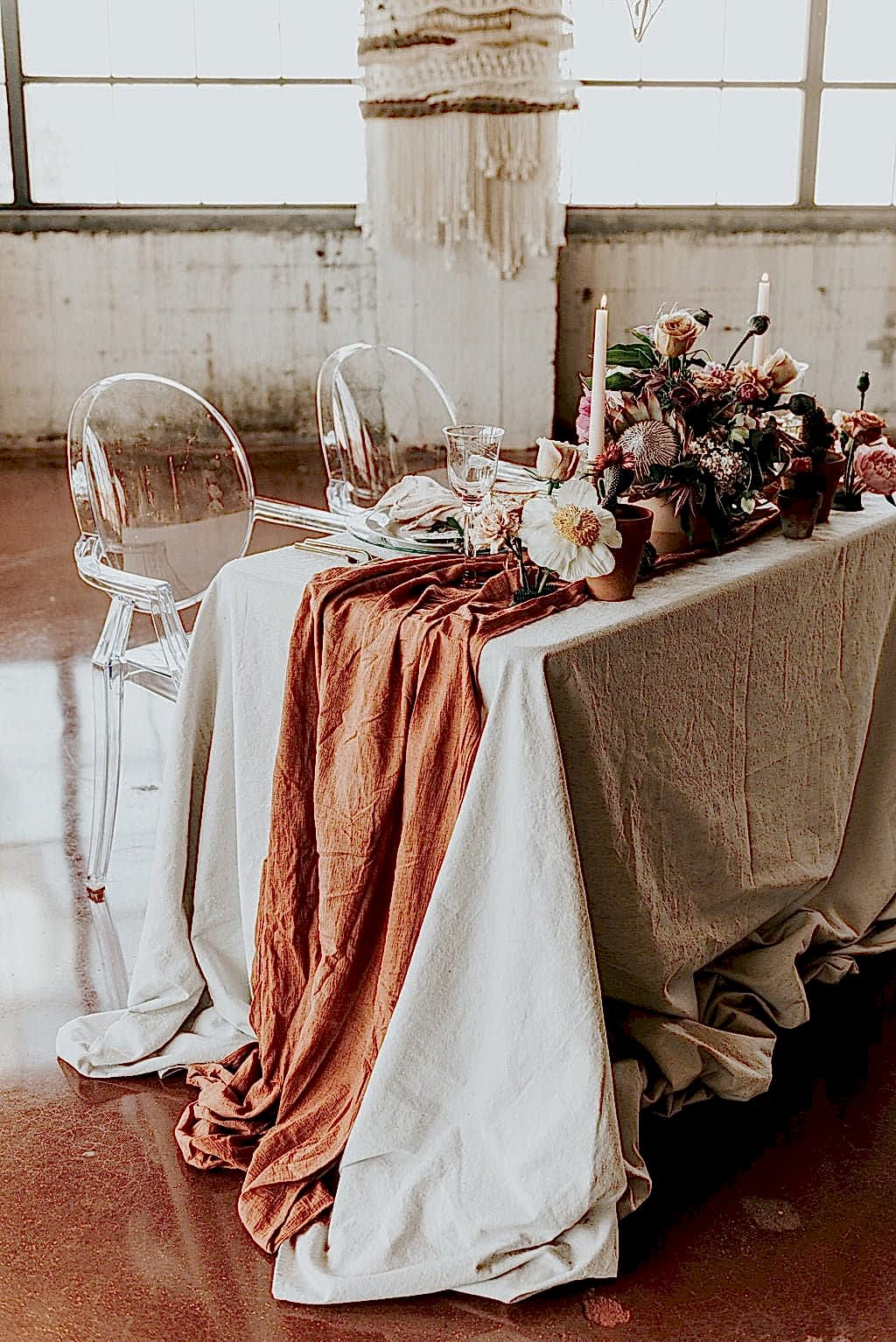 A sweetheart table decorated with fall wedding colors