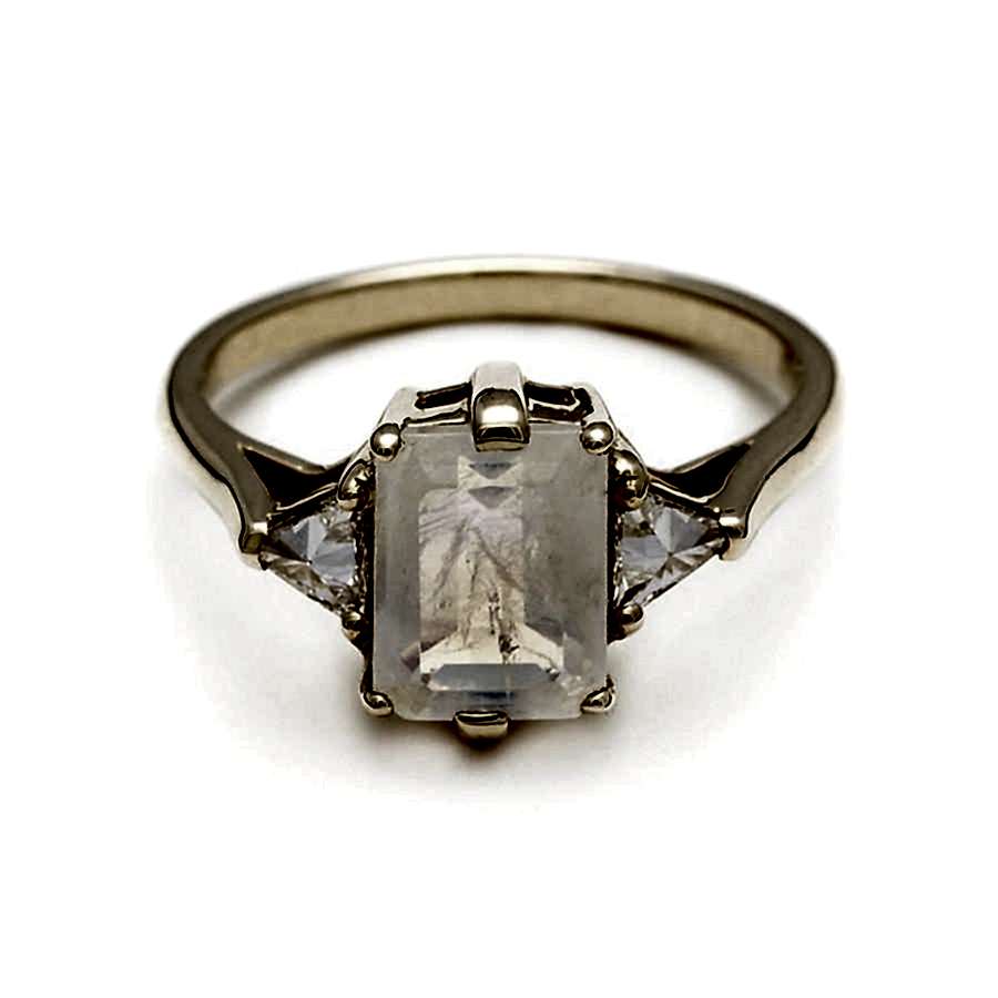 BEA THREE STONE RING YELLOW GOLD & RAINBOW MOONSTONE